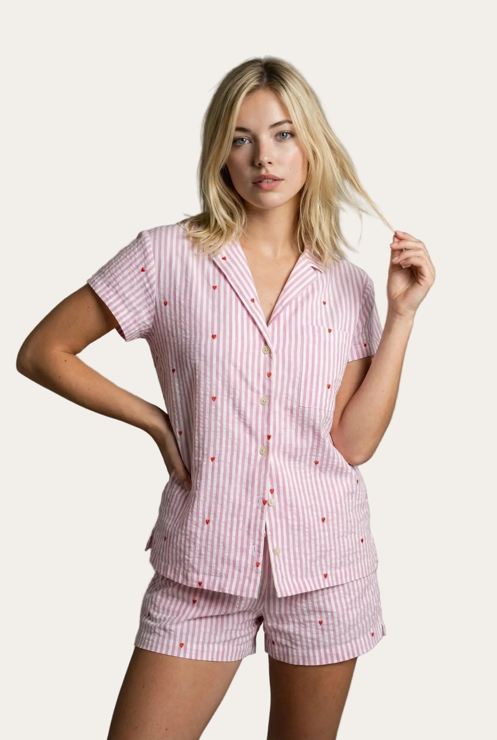 Gestreiftes Button-down-Pyjama-Set mit Herzen | Kurz
