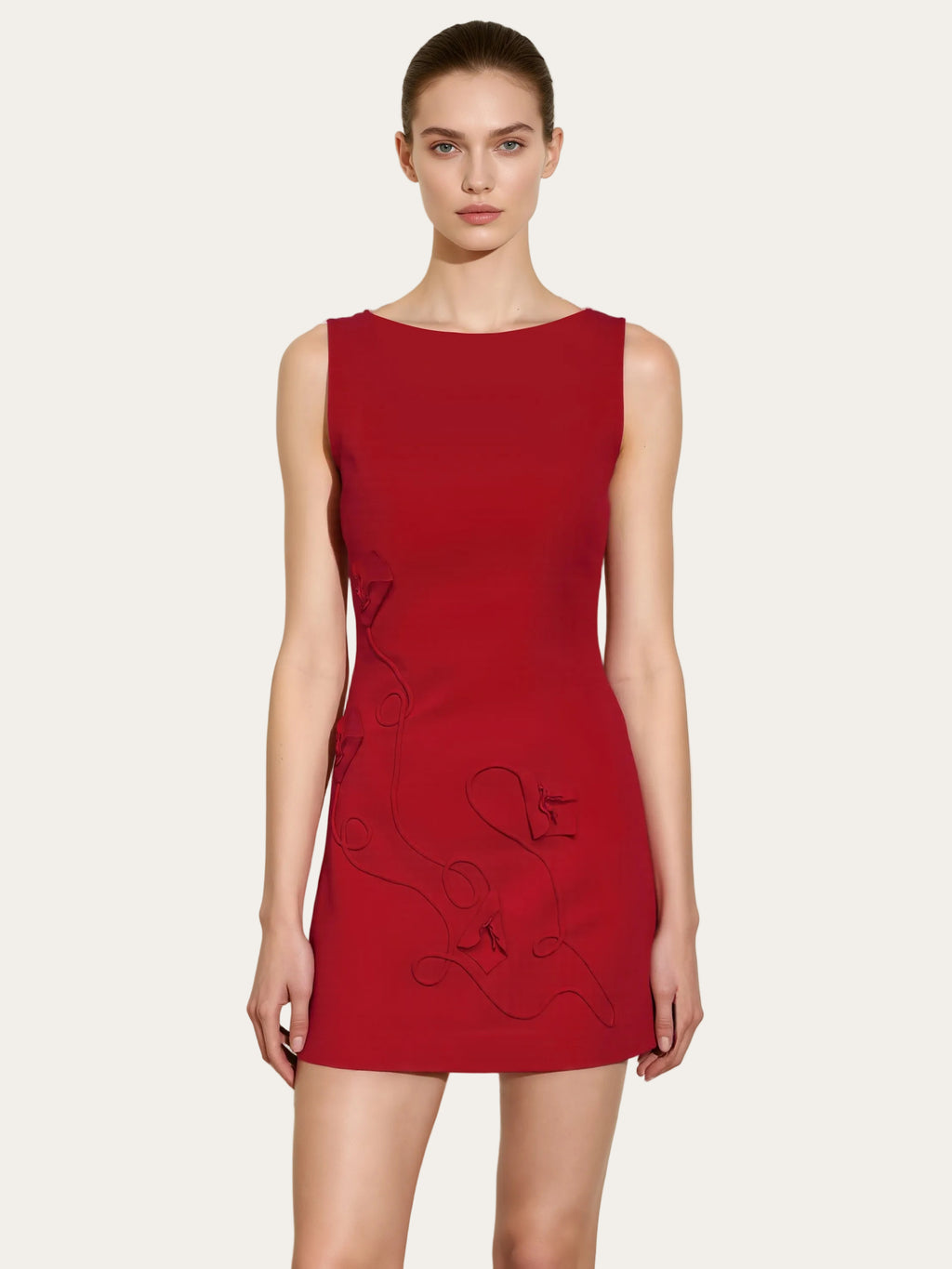 Elara™ | Etui-Minikleid mit 3D-Blumenapplikation – Rot