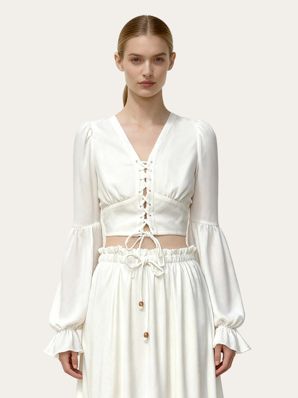 Elara™ | Chiffon-Bluse mit Laternenärmeln & Bindefront – Weiss