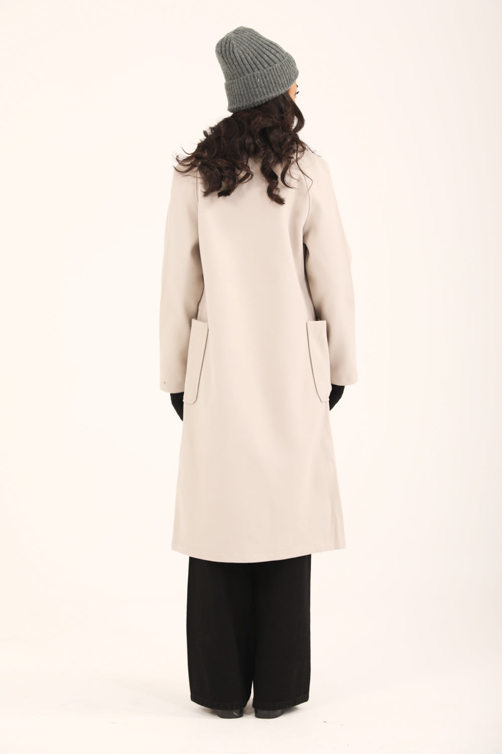 Aurelia™ | Langer Damenmantel in Beige mit Schulterfalten