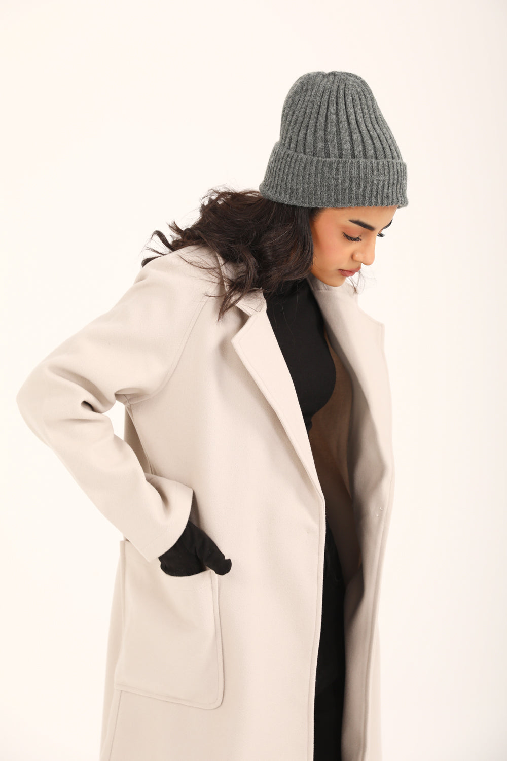 Aurelia™ | Langer Damenmantel in Beige mit Schulterfalten