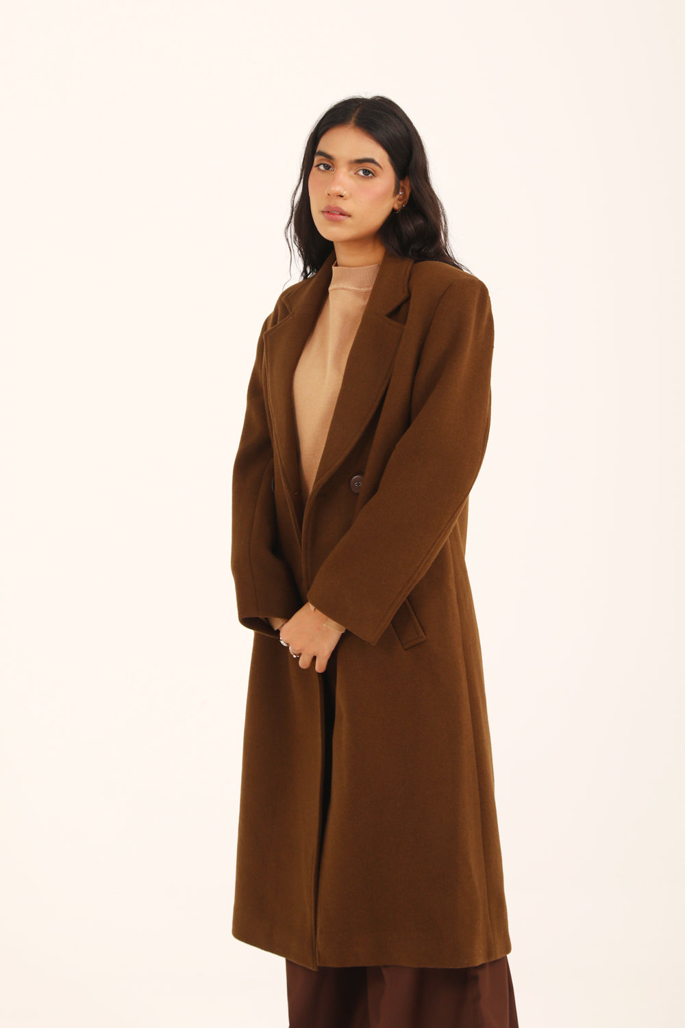 Mireya™ | Langer Doppelreiher-Mantel in Braun mit Schulterpolstern