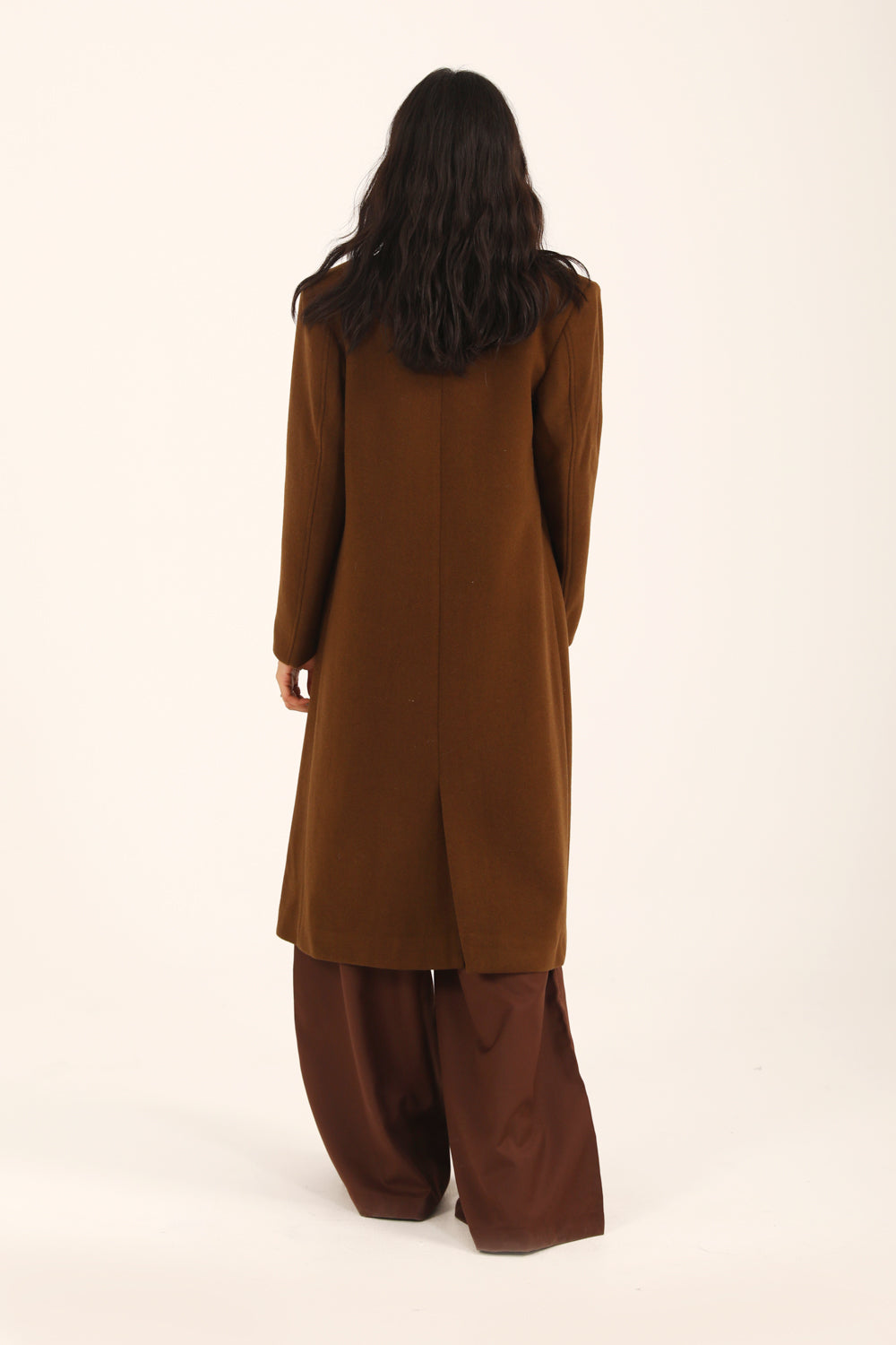 Mireya™ | Langer Doppelreiher-Mantel in Braun mit Schulterpolstern