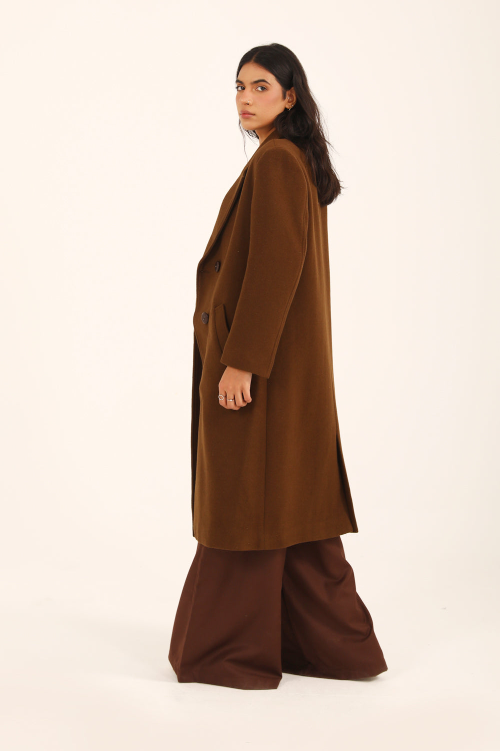 Mireya™ | Langer Doppelreiher-Mantel in Braun mit Schulterpolstern