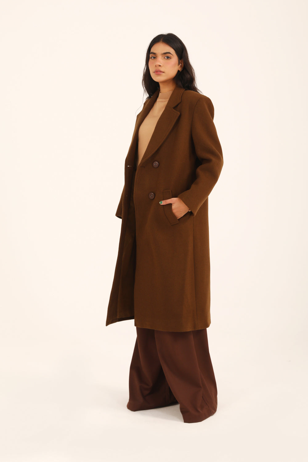 Mireya™ | Langer Doppelreiher-Mantel in Braun mit Schulterpolstern
