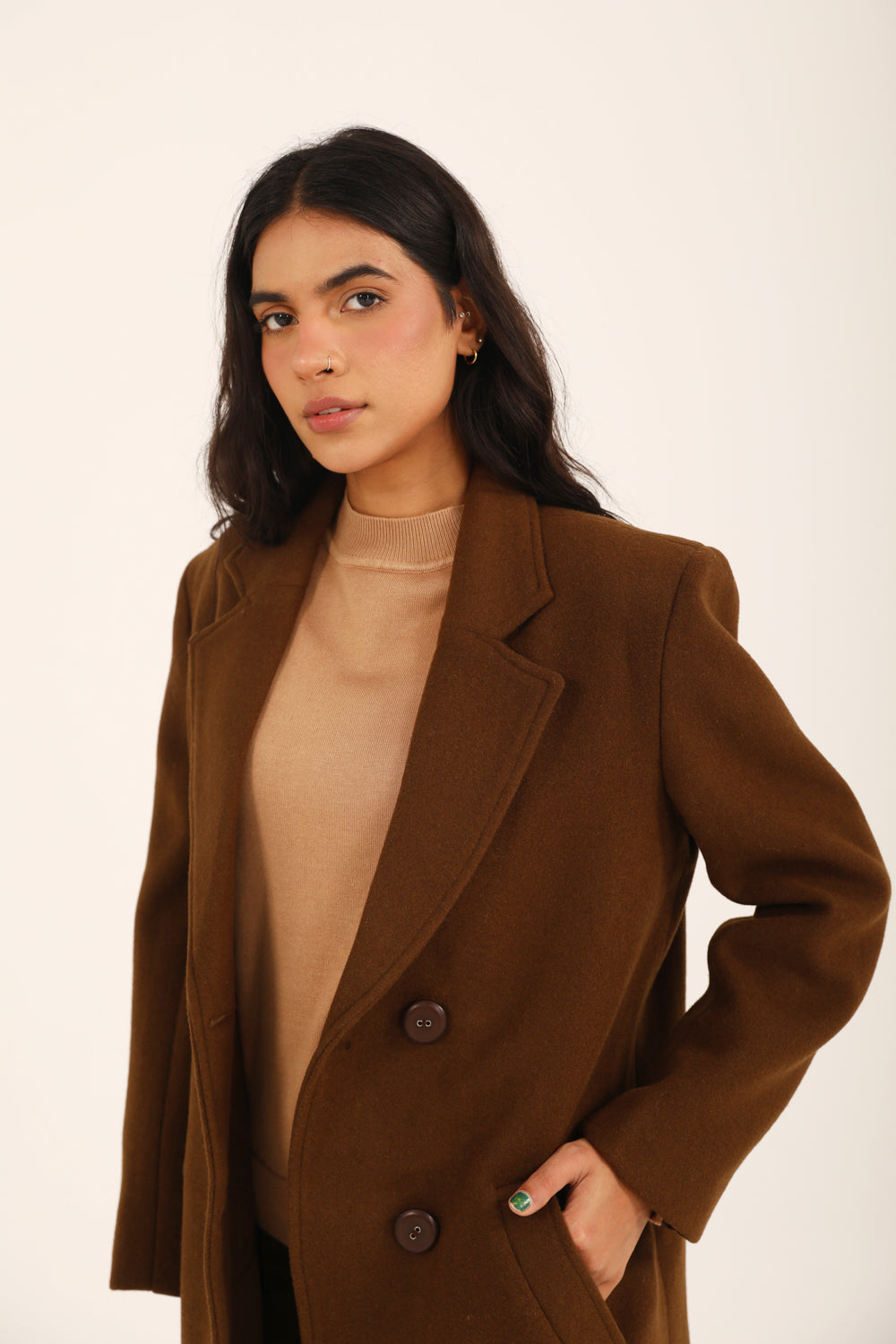 Mireya™ | Langer Doppelreiher-Mantel in Braun mit Schulterpolstern