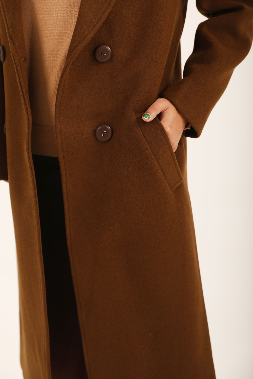 Mireya™ | Langer Doppelreiher-Mantel in Braun mit Schulterpolstern