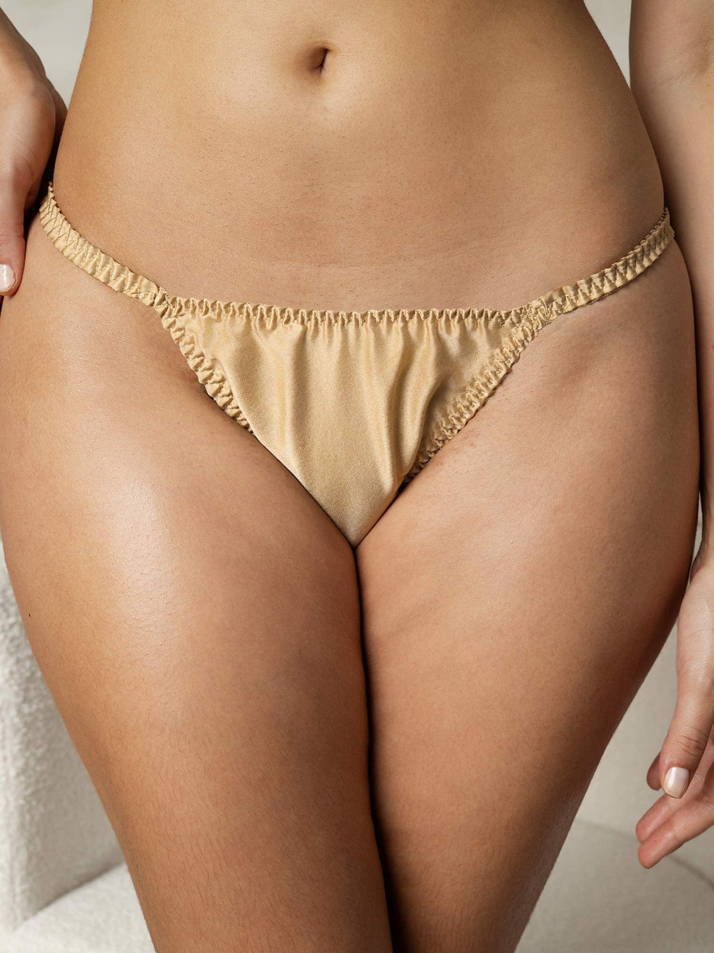 Silk Glow™ | Maulbeerseiden-String Low-Rise mit Glanzfinish