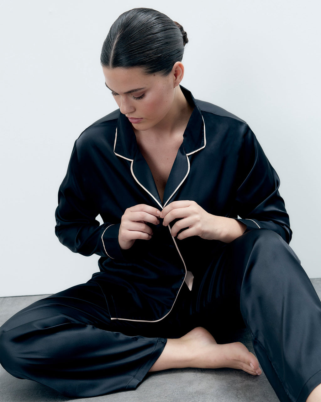 Claudia Shirt and Trouser Set Black/Pale PinkChanel Noir™ | Satin-Pyjama-Set mit Schleife
