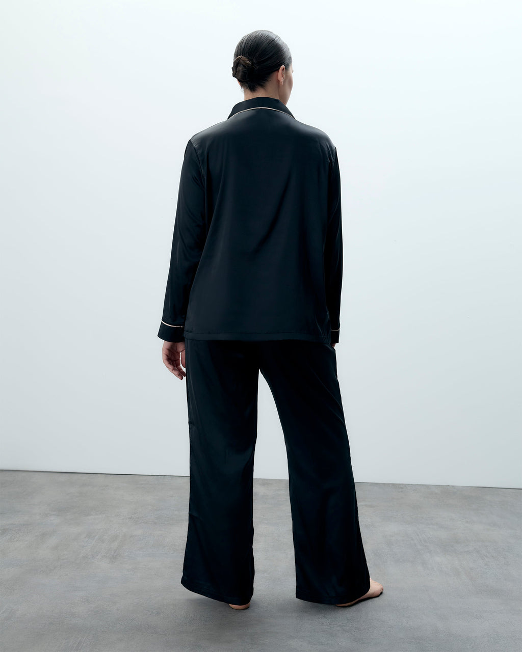 Claudia Shirt and Trouser Set Black/Pale PinkChanel Noir™ | Satin-Pyjama-Set mit Schleife