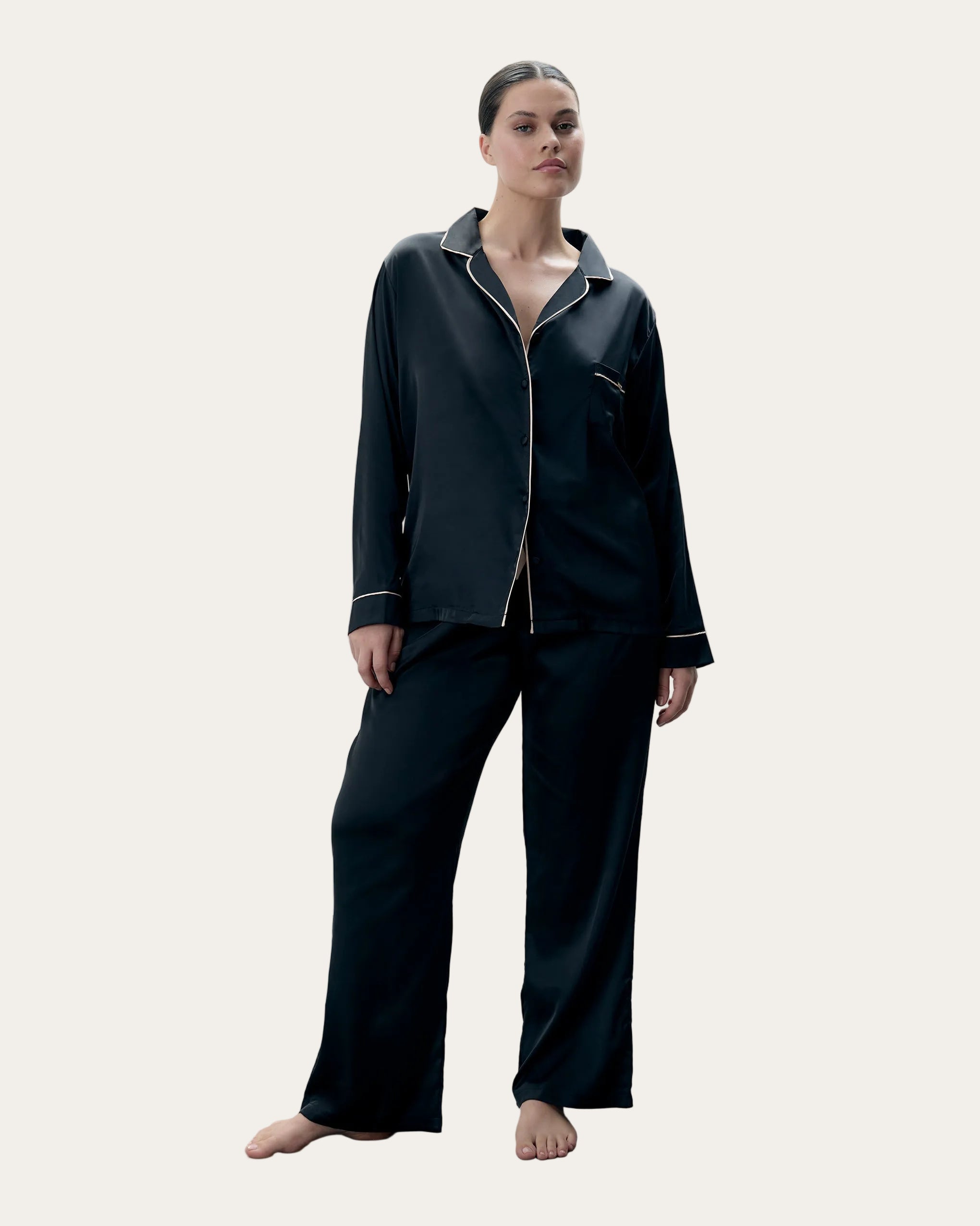 Claudia Shirt and Trouser Set Black/Pale PinkChanel Noir™ | Satin-Pyjama-Set mit Schleife