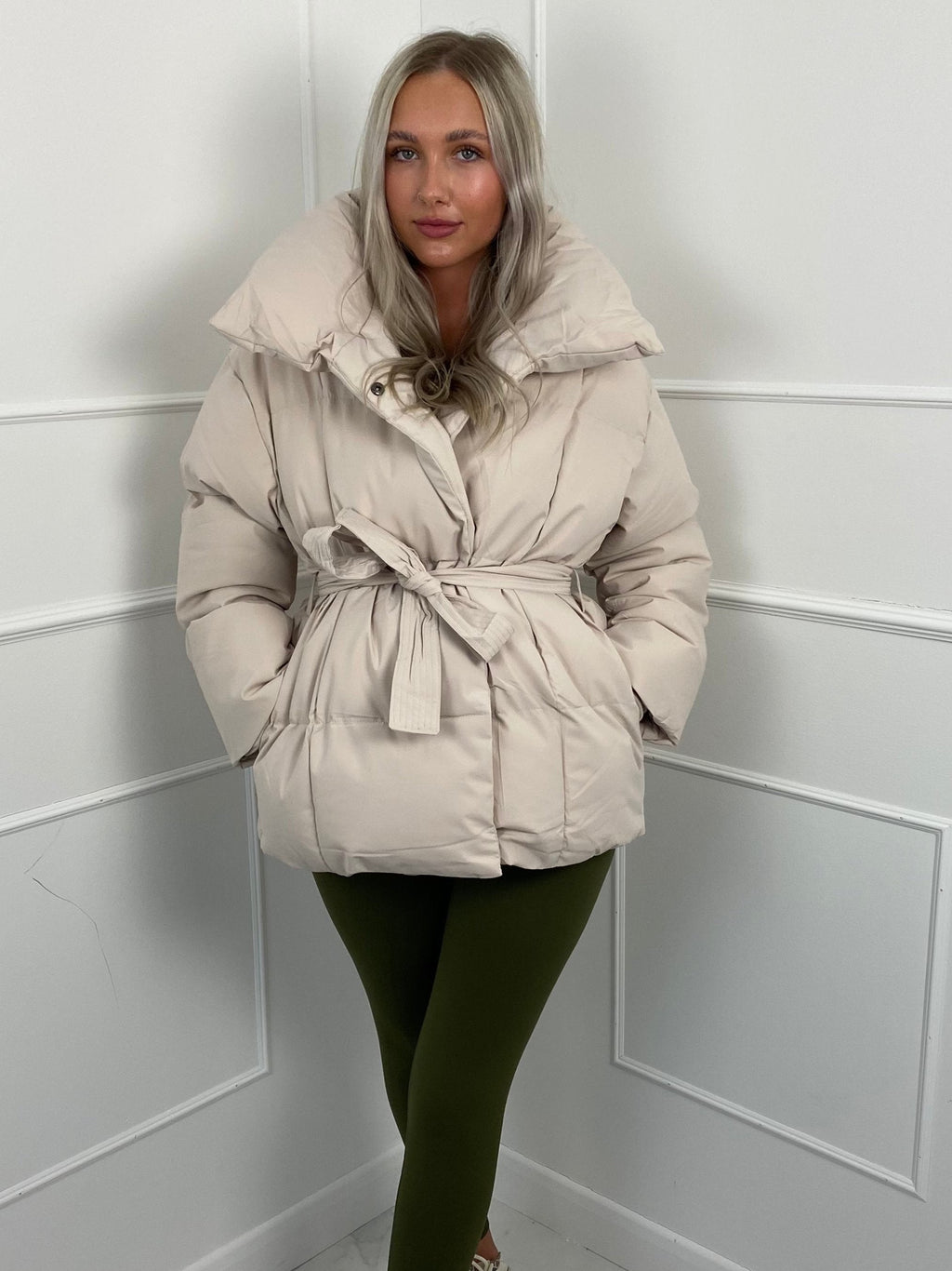 KARLY™ | Kurze Pufferjacke mit Gürteltasche