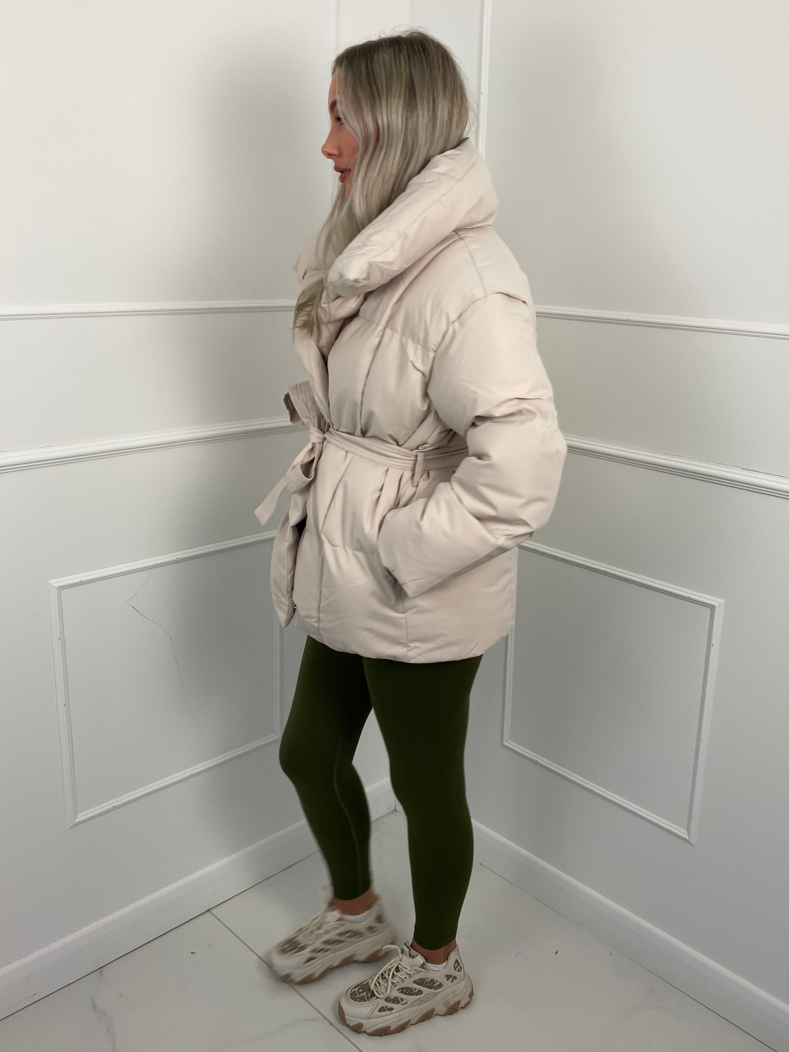 KARLY™ | Kurze Pufferjacke mit Gürteltasche
