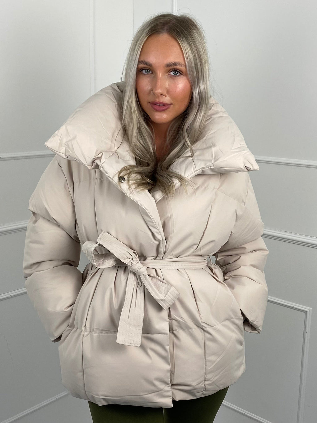 KARLY™ | Kurze Pufferjacke mit Gürteltasche