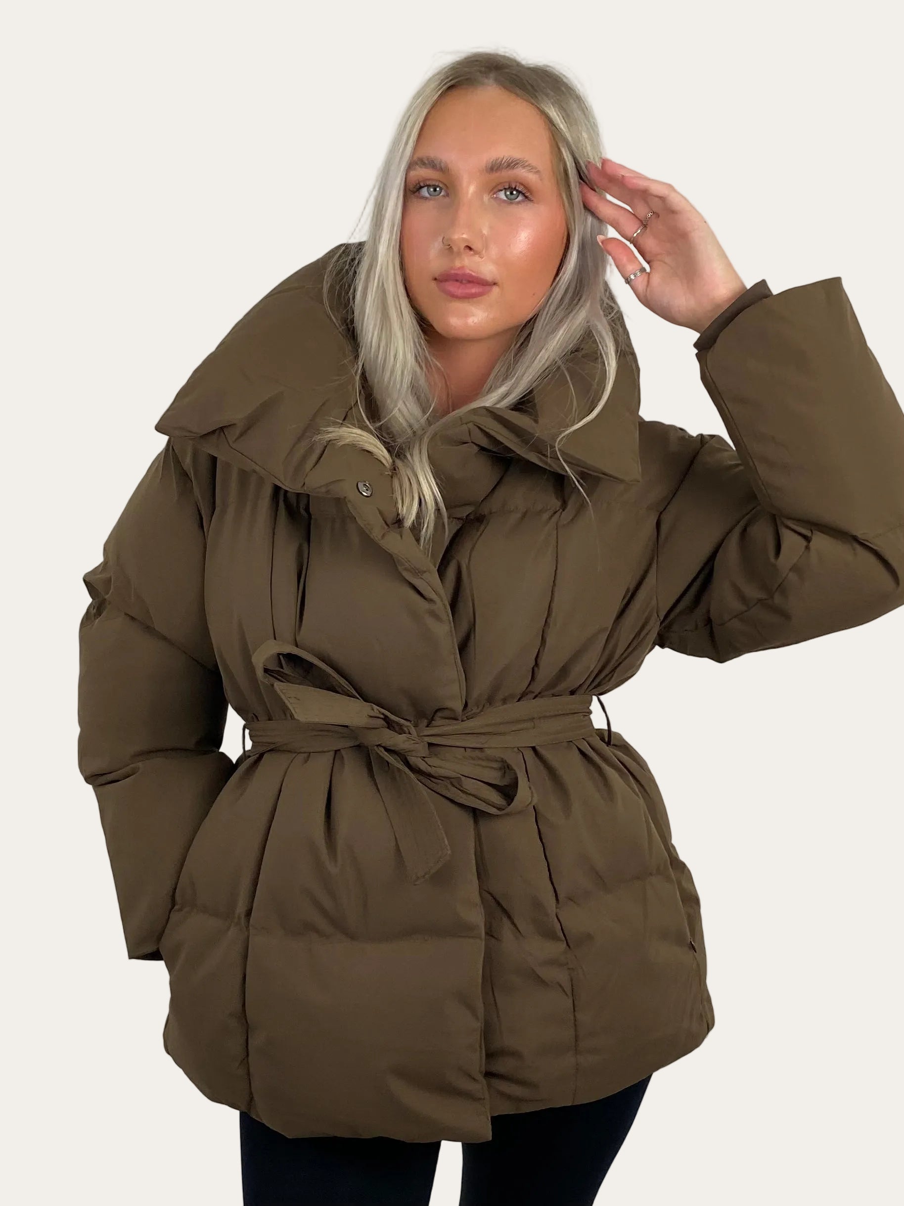 KARLY™ | Kurze Pufferjacke mit Gürteltasche