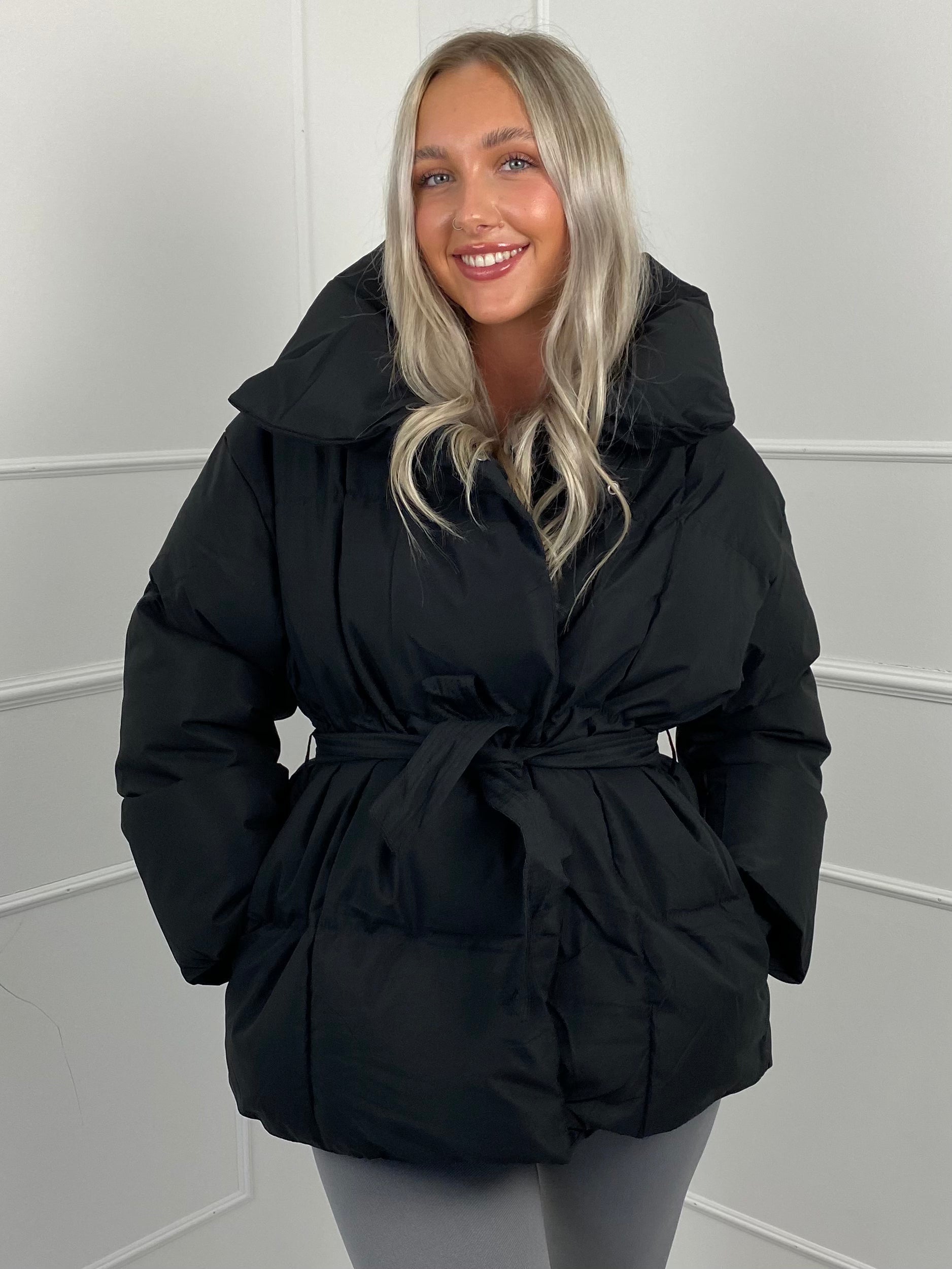 KARLY™ | Kurze Pufferjacke mit Gürteltasche