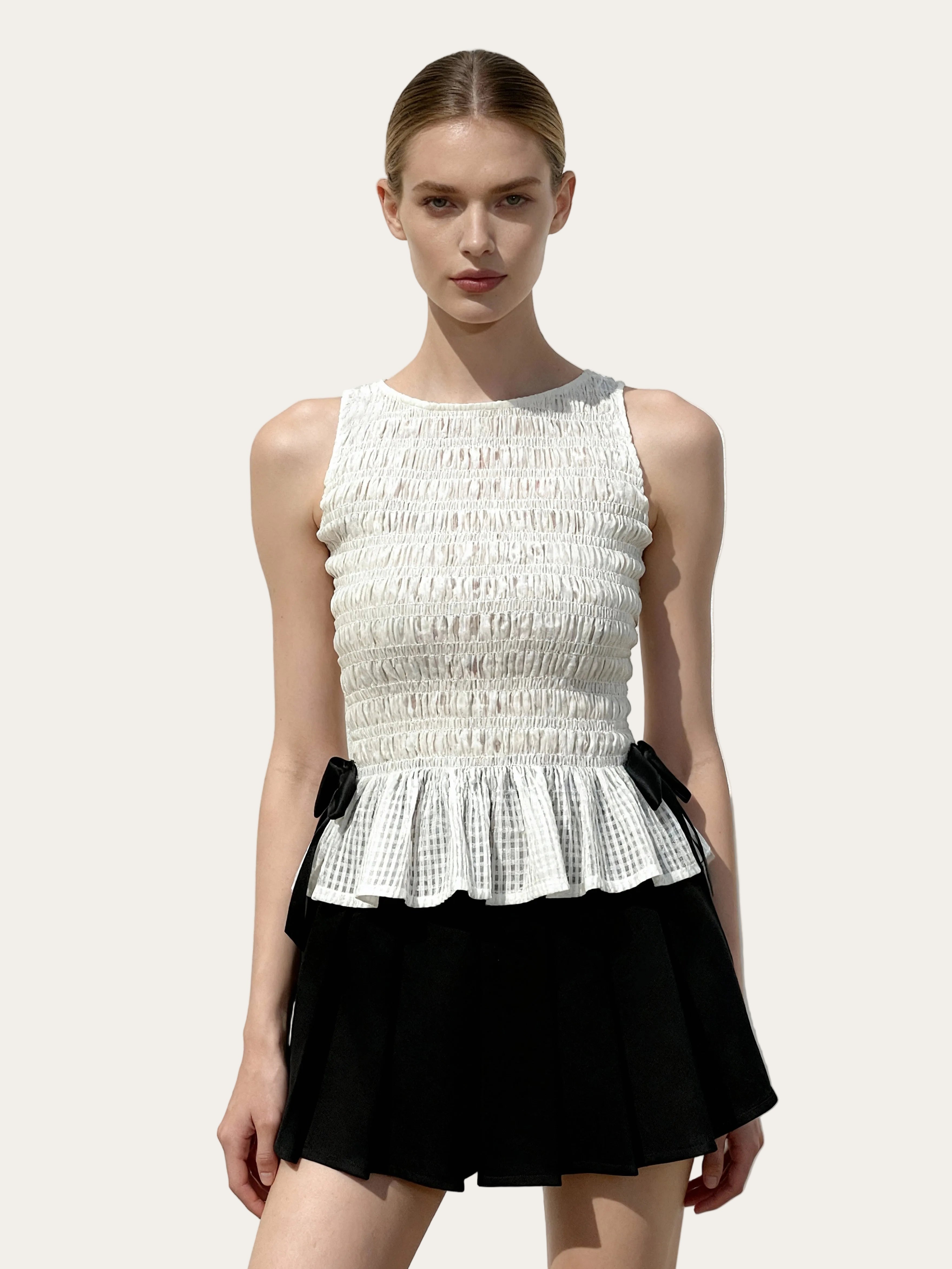 Isabella™ | Smocked Peplum Top ohne Ärmel – Weiss