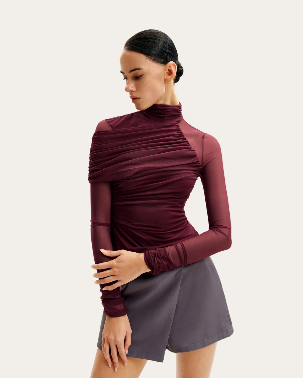 Ella™ | Elegantes Mesh-Top mit Raffung & Rollkragen – Weinrot