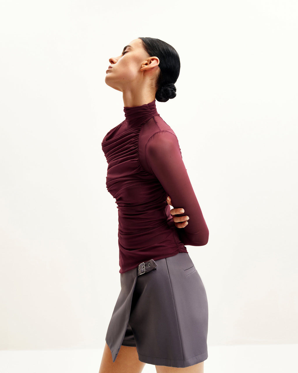 Ella™ | Elegantes Mesh-Top mit Raffung & Rollkragen – Weinrot