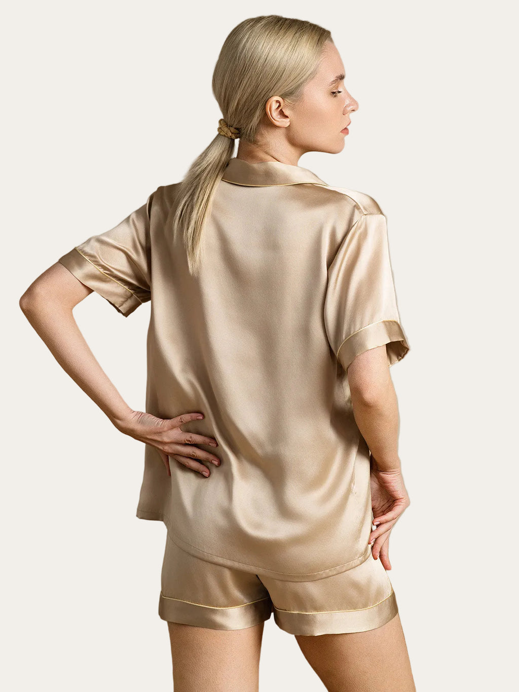 Silk Charm™ | Maulbeerseiden-Mini-Negligé mit Schnürdetail & Spitzenrücken