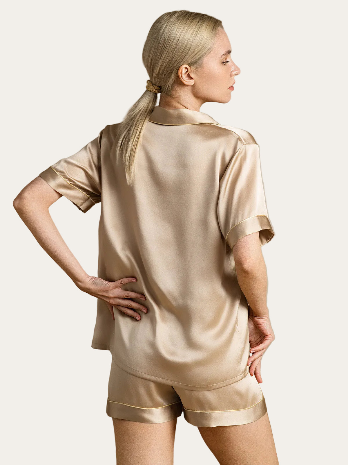 Silk Charm™ | Maulbeerseiden-Mini-Negligé mit Schnürdetail & Spitzenrücken