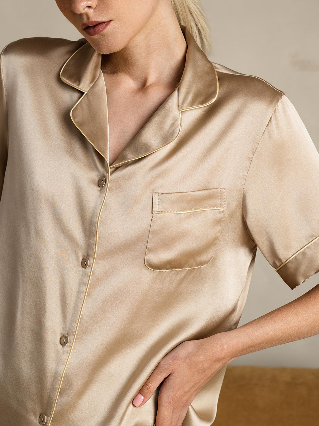 Silk Charm™ | Maulbeerseiden-Mini-Negligé mit Schnürdetail & Spitzenrücken