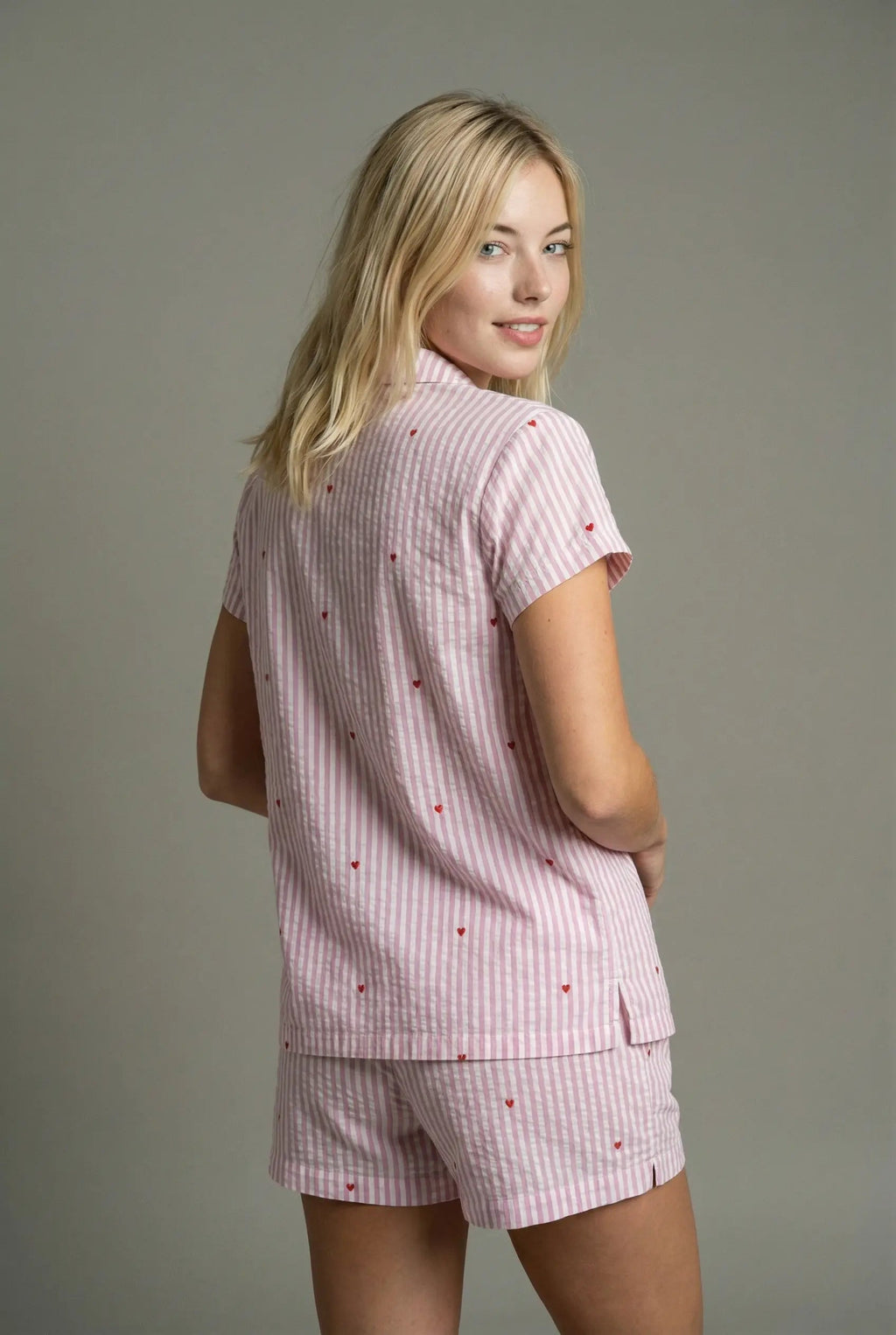 Gestreiftes Button-down-Pyjama-Set mit Herzen | Kurz