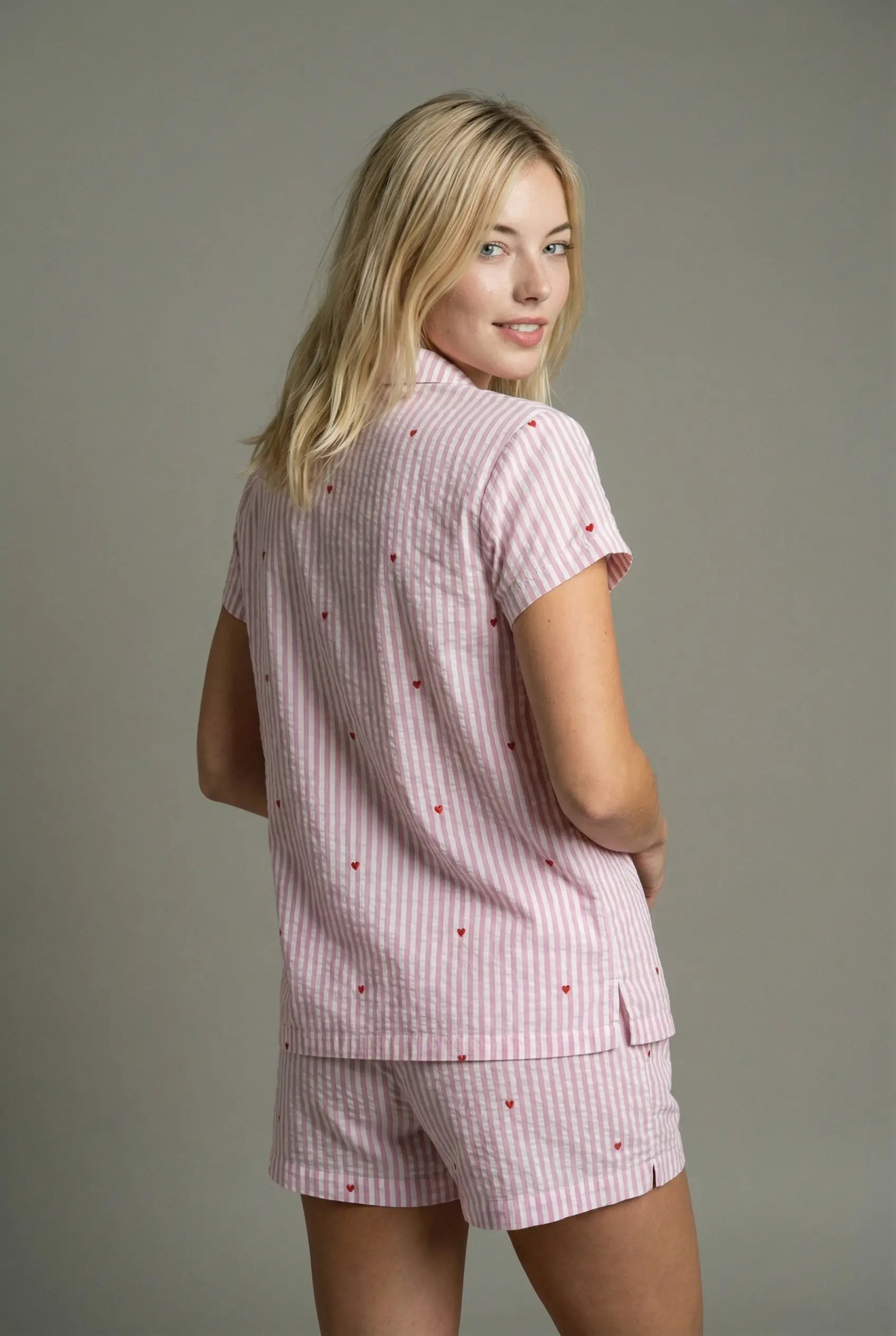 Gestreiftes Button-down-Pyjama-Set mit Herzen | Kurz