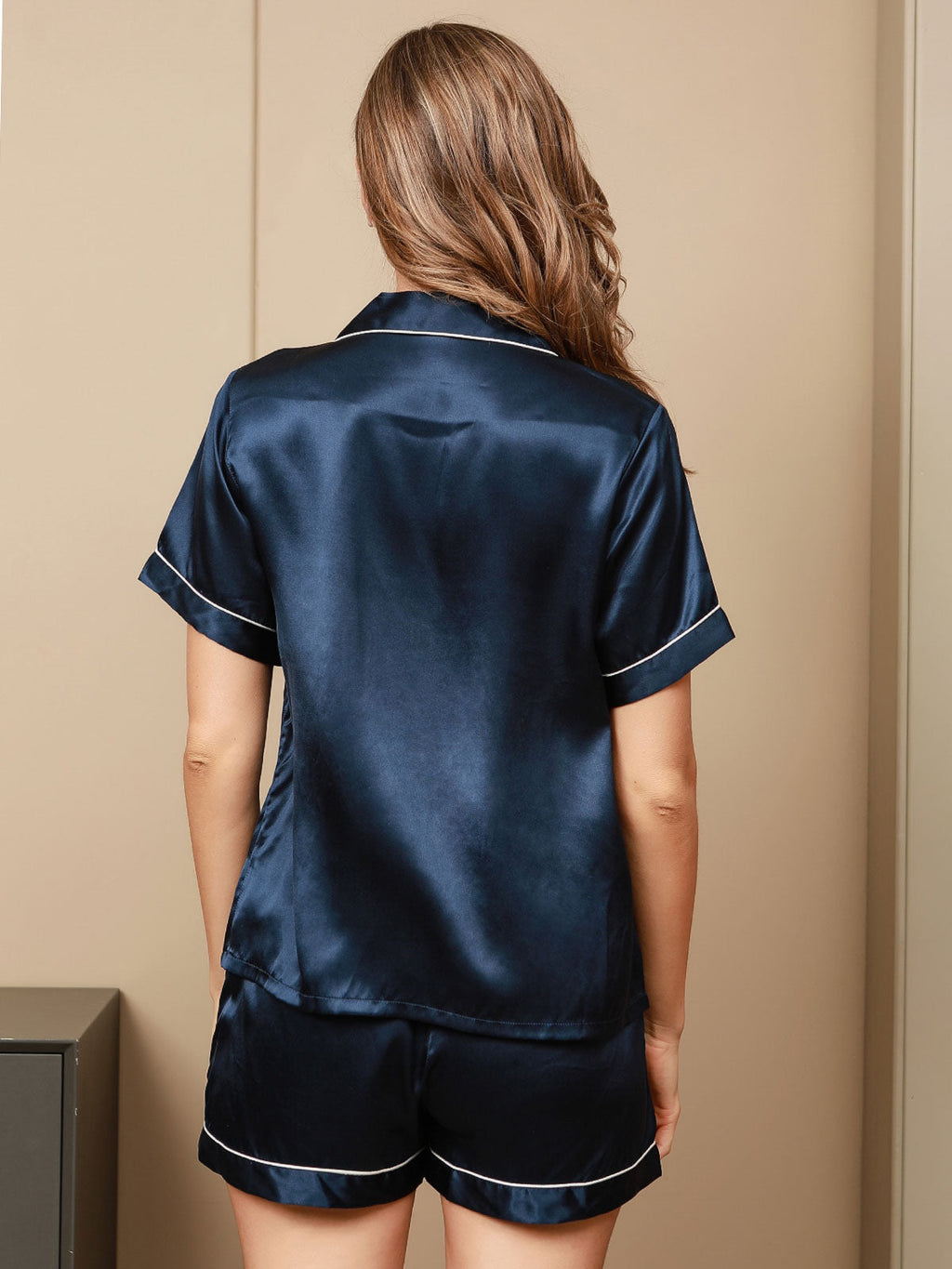 Silk Charm™ | Maulbeerseiden-Mini-Negligé mit Schnürdetail & Spitzenrücken